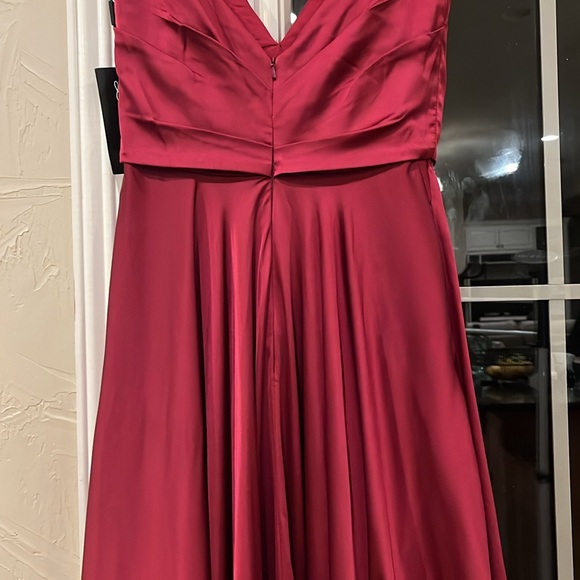 NWT La Femme size 4 red satin v-neck formal gown - Picture 4 of 12